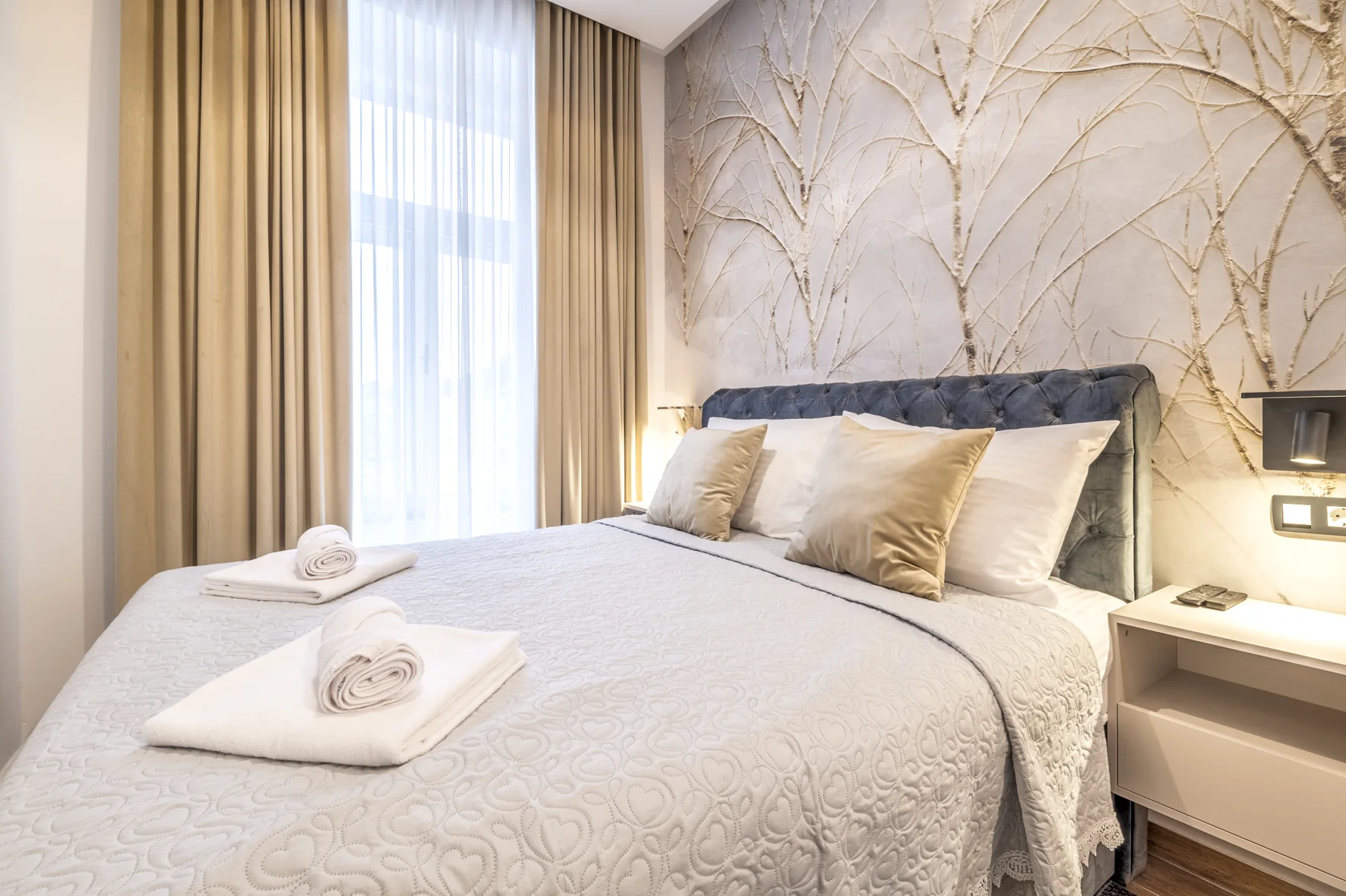Dnevni dio studio apartmana sa zlatnim foteljama i blagovaonskim stolom