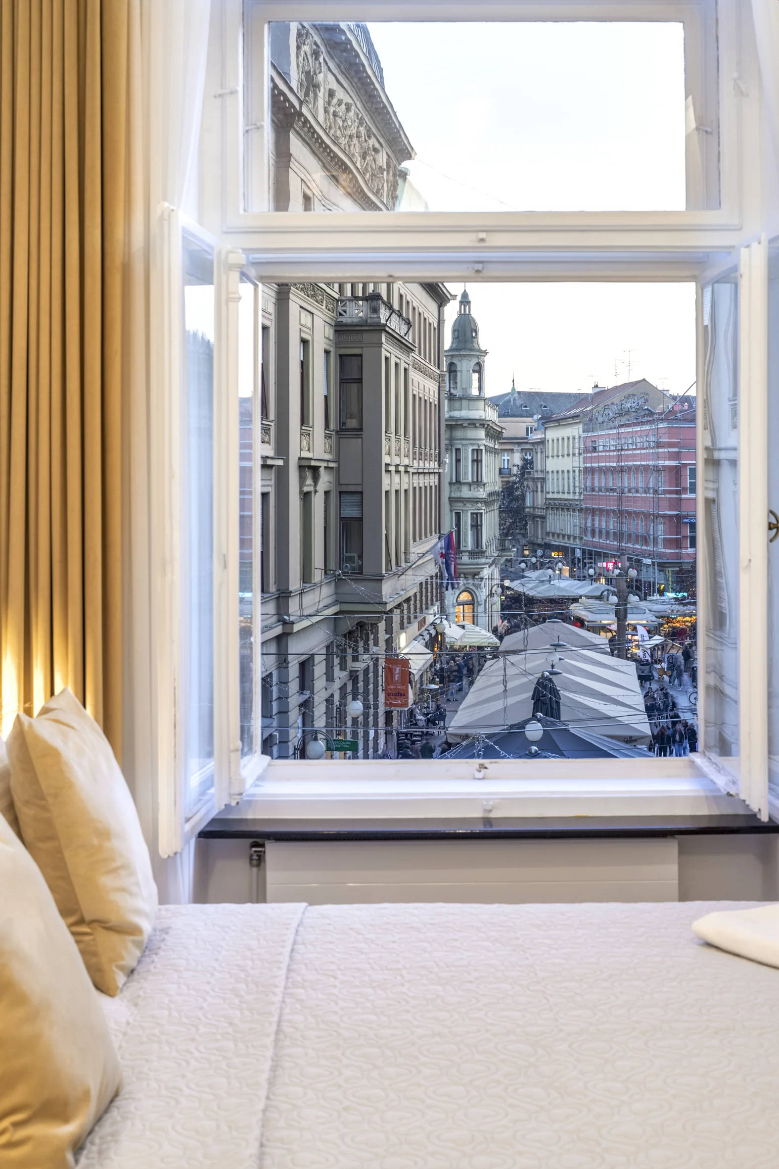 Pogled kroz prozor studio apartmana na Ilicu