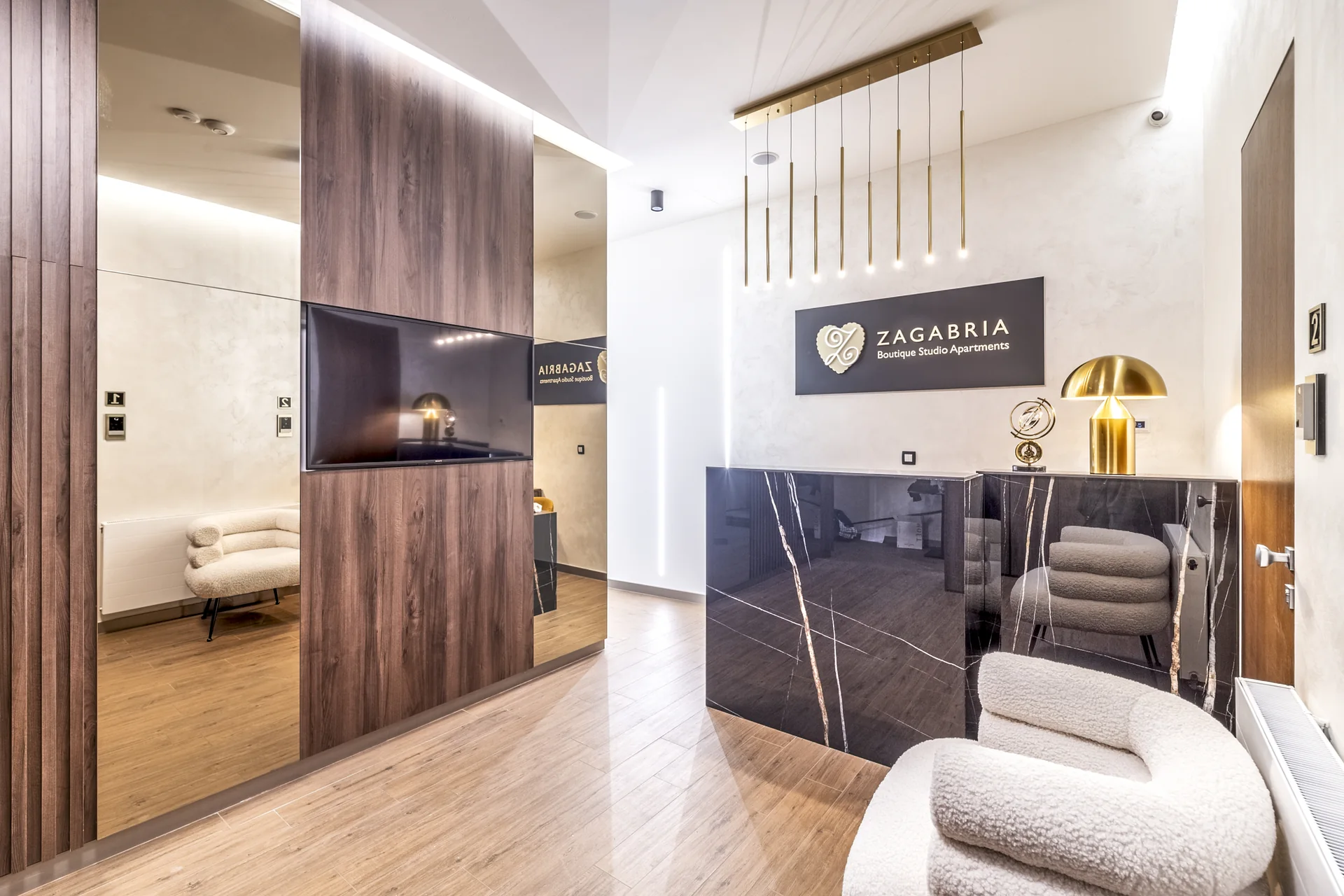 Recepcija Zagabrije: drvena oplata, crni mramor i mesingane svjetiljke