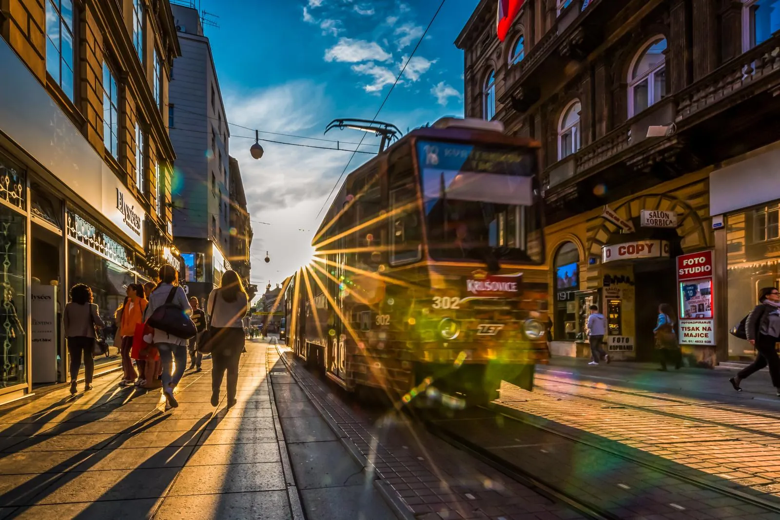 Ilica pri zalasku sunca s tramvajem