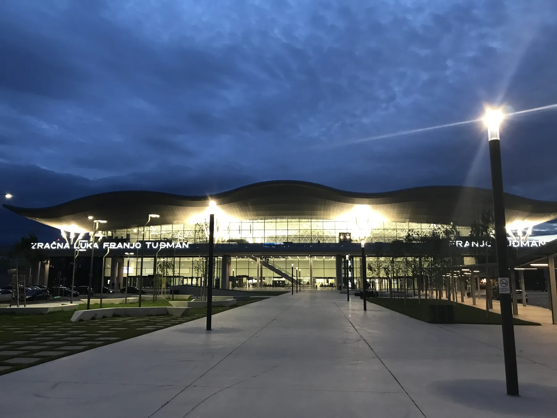 Terminal Zračne luke Franjo Tuđman u sumrak