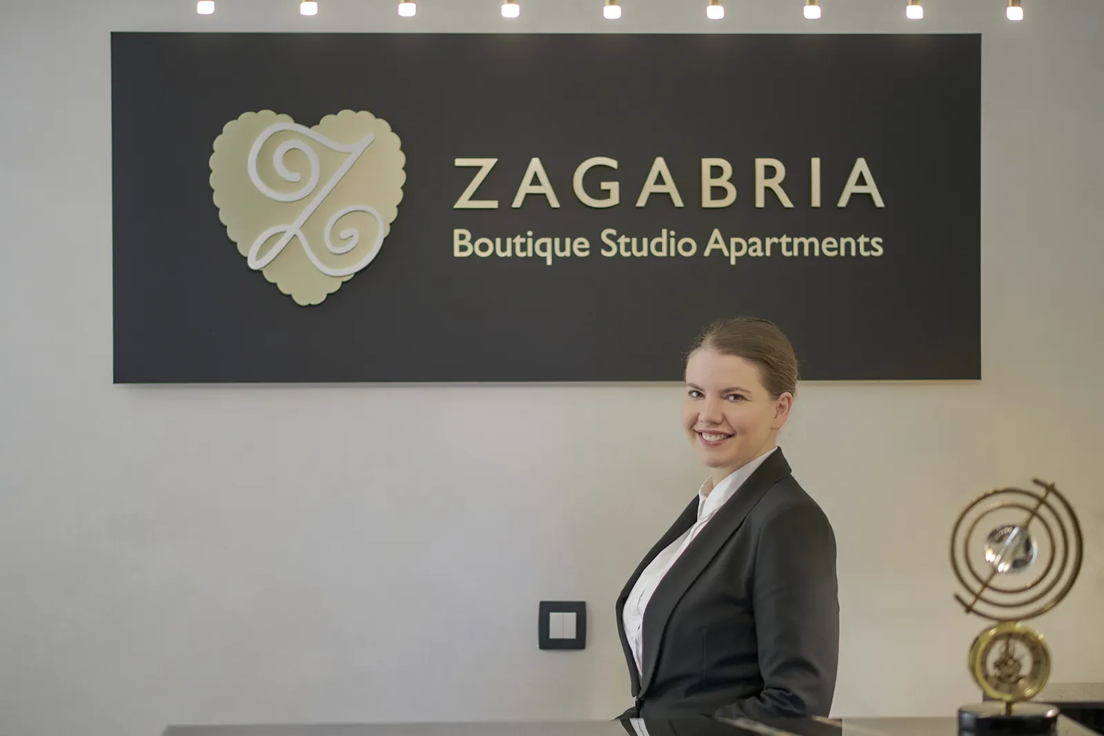 Recepcija Zagabrije s crnim mramorom i mesinganim svjetiljkama